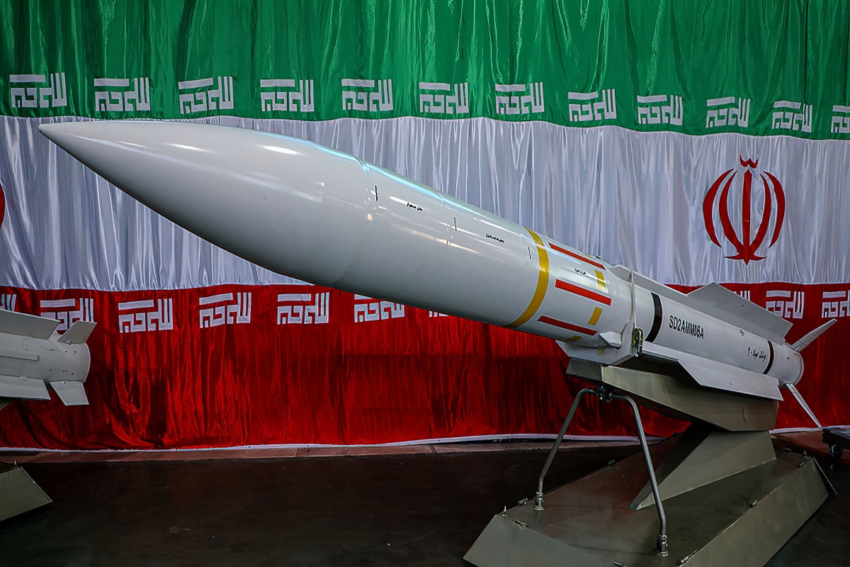 Iran giới thiệu tên lửa đạn đạo siêu thanh nội địa đầu tiên